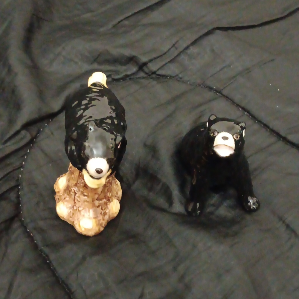 Cosmo,s Black Bear Salt n Pepper Shakers